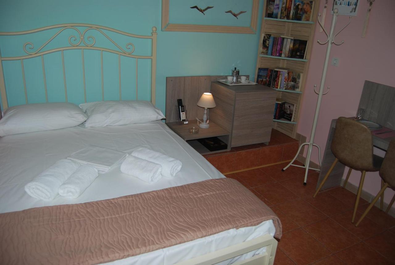 Luxury Traditional Room The Small Bookstore Kastro-Kyllini 外观 照片